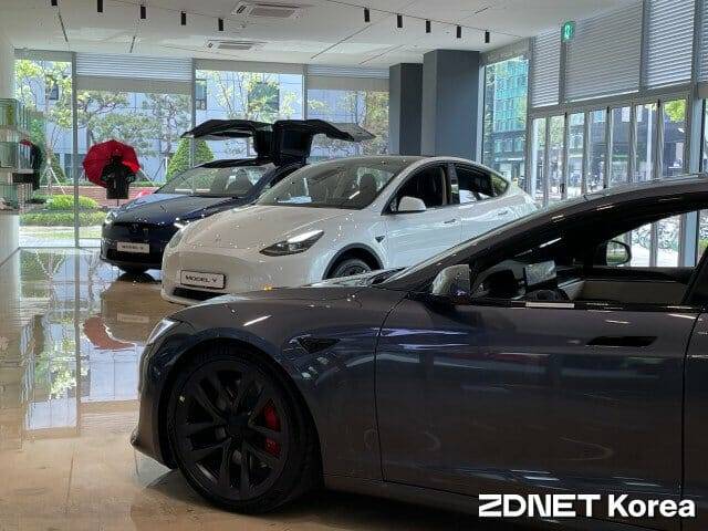 강남구 신사동에 위치한 테슬라 신사스토어에는 모델X와 모델Y, 모델S가 한자리에 전시됐다. 특히 지난달 처음 출시된 연식변경 모델S와 모델Y를 직접 시승까지 할 수 있게 준비됐다. (사진=지디넷코리아)