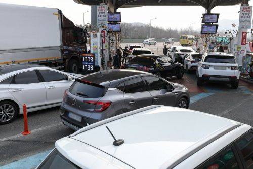 국제 유가가 상승하며 전국 주유소 기름값도 오르고 있는 가운데 지난 9일 기름값이 싼 곳으로 알려진 서울 서초구 만남의광장 주유소에 기름값이 더 오르기 전에 주유하려는 차들이 줄지어 서 있다. 강진형 기자
