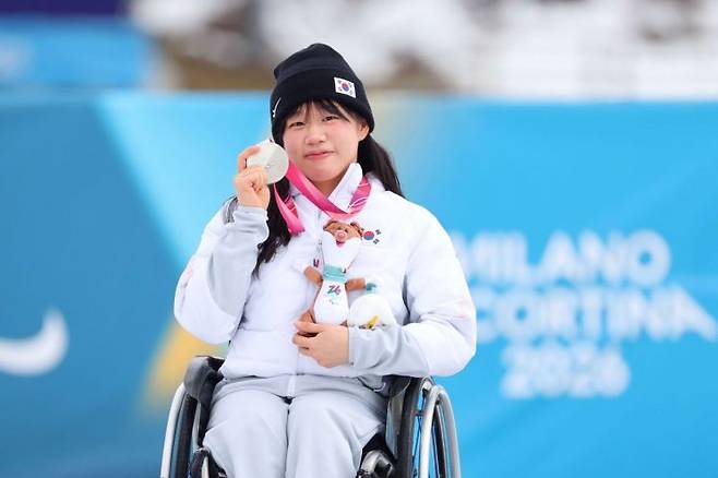 김윤지가 11일(현지시간) 이탈리아 테세로 크로스컨트리 스타디움에서 열린 2026 밀라노·코르티나 동계 패럴림픽 크로스컨트리 스키 여자 10㎞ 인터벌 스타트에서 은메달을 획득한 뒤 기뻐하고 있다. 연합뉴스