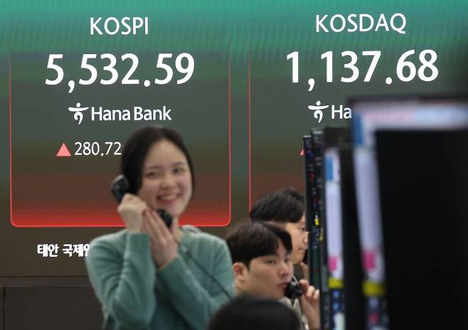 10일 서울 중구 하나은행 본점 딜링룸 전광판에 코스피, 코스닥 지수가 표시돼 있다. 연합뉴스