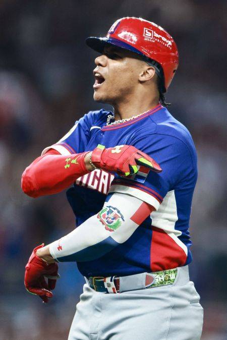 도미니카공화국의 후안 소토가 베네수엘라와의 WBC D조 조별리그 4차전에서 1회 투런 홈런을 터뜨린 뒤 세리머니를 펼치고 있다. 마이애미=AFP연합뉴스