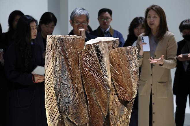 전시를 기획한 태현선 리움미술관 수석 큐레이터(오른쪽)가 11일 언론 공개회에서 작품을 설명하고 있다. /뉴시스