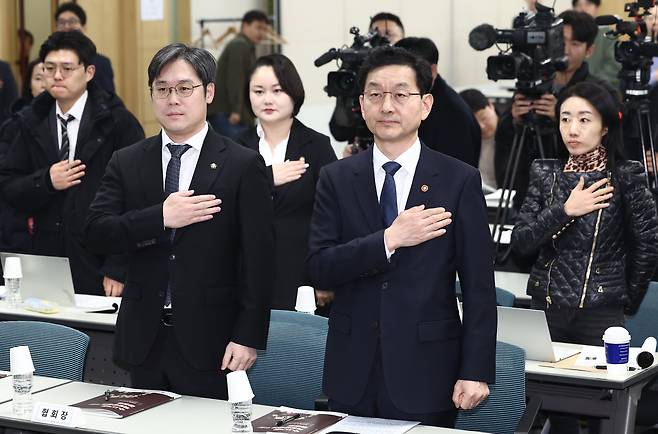 검찰개혁추진단장인 윤창렬 국무조정실장(오른쪽)과 김정욱 대한변호사협회장이 11일 오후 서울 서초구 수사기관 역량강화를 위한 공청회에서 국민의례를 하고 있다./뉴스1