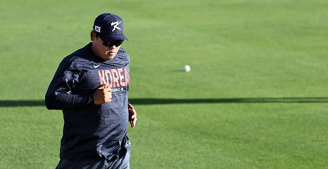 WBC 8강전 경기를 앞둔 한국 야구대표팀의 류현진이 11일(현지시간) 미국 플로리다주 마이애미 FIU 베이스볼 스타디움에서 훈련을 하고 있다. /연합뉴스