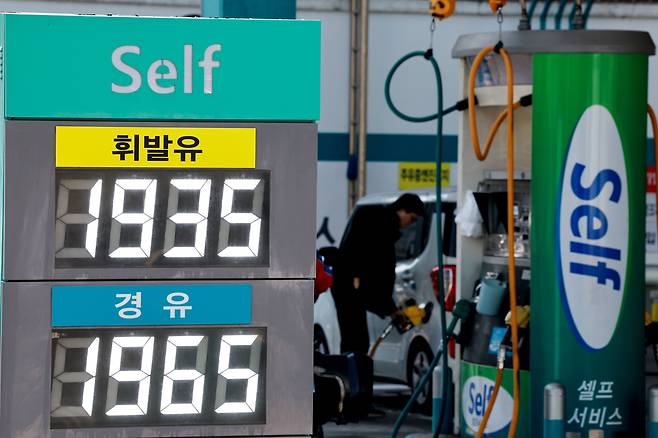 12일 서울의 한 주유소에 유류 가격이 표시돼 있다. 정부는 정유사의 공급가를 통제하는 방식의 석유류 최고 가격제를 13일부터 시행한다. 첫 2주간 최고 가격은 리터당 휘발유  1724원, 경유 1713원, 등유 1320원으로 정해졌다. /뉴스1