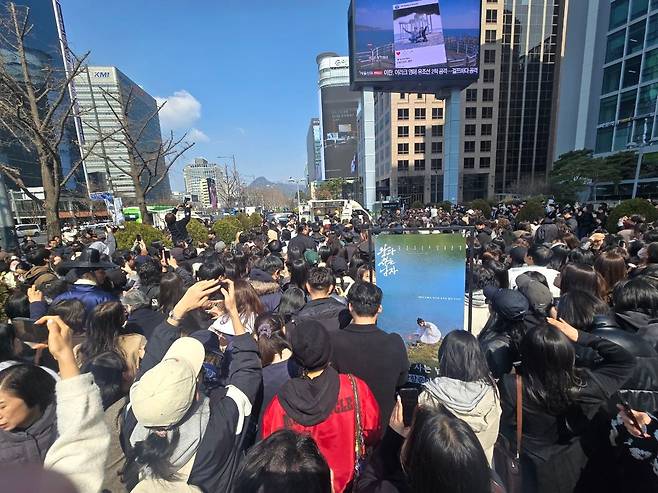 영화 '왕과 사는 남자'를 연출한 장항준 감독이 12일 오후 서울 중구 한국프레스센터 앞 광장에서 커피차 이벤트를 열자, 장 감독을 보려는 인파가 몰려있다. /권오은 기자