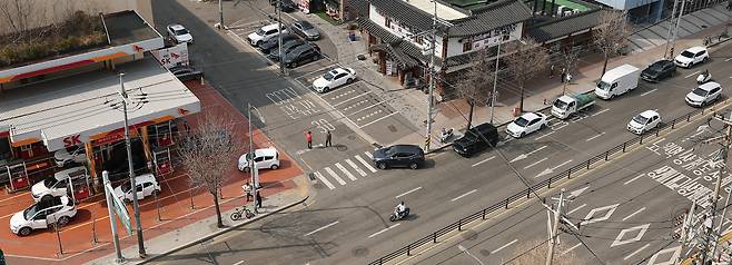 정부가 석유 최고가격제를 검토 중인 12일 서울 노원구 한 주유소에 차량들이 몰려 있다. 12일 한국석유공사 유가정보시스템 오피넷에 따르면 해당 주유소는 오후 2시 기준 보통휘발유 가격이 리터당 1769원으로 서울 최저가를 기록했다. / 연합뉴스