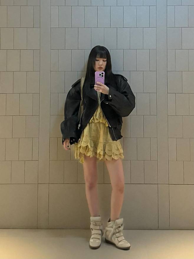 슬기의 웨지 슈즈 스타일링. 인스타그램 @hi_sseulgi