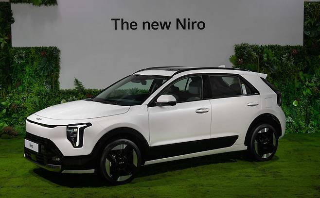 9일 서울 마포구의 한 스튜디오에 전시된 기아 소형 스포츠유틸리티차량(SUV) 더 뉴 니로. 기아는 10일부터 부분 변경 신형 니로의 계약을 시작했다. 기아 제공