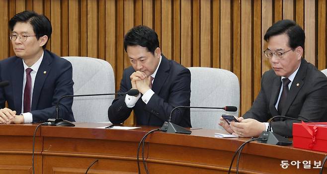 국민의힘 장동혁 대표(가운데)가 11일 서울 여의도 국회에서 열린 지역발전 인재영입 환영식에서 생각에 잠겨 있다. 이날 장 대표는 당내에서 나오는 ‘절윤(윤석열 전 대통령 절연) 결의문’ 후속 조치 요구에 대해 “(결의문 발표) 의총에서 밝힌 우리의 입장이 마지막 입장이 돼야 한다”고 말했다. 이훈구 기자 ufo@donga.com