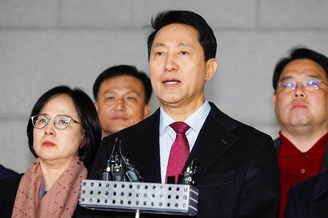 오세훈 서울시장이 9일 저녁 서울 중구의 한 식당에서 국민의힘 소속 구청장 및 시의원들과 만찬을 마친 뒤 국민의힘 결의문 채택에 관한 입장을 발표하고 있다. 2026.3.9/뉴스1