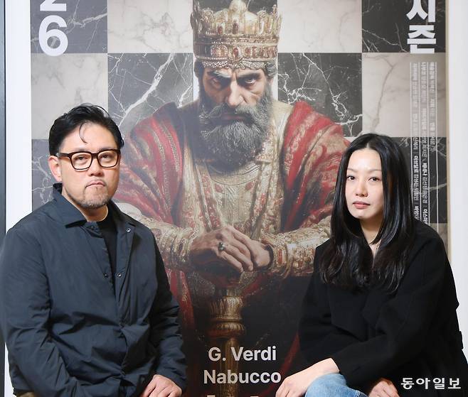 9일 서울 종로구 세종문화회관에서 만난 오페라 ‘나부코’에 등장하는 양준모 성악가(왼쪽)와 장서문 연출은 “서로 다른 이데올로기를 가진 인간의 갈등을 강렬한 드라마적 연출로 그려냈다”고 했다. 신원건 기자 laputa@donga.com