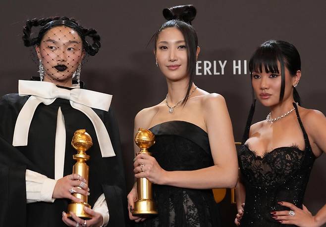 넷플릭스 애니메이션 ‘케이팝 데몬 헌터스’의 주제가 ‘골든’을 부른 오드리 누나, 이재, 레이 아미(왼쪽부터). 
베벌리힐스=AP 뉴시스