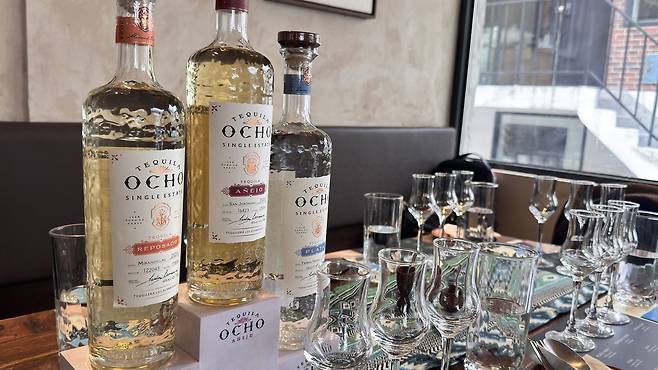 아영FBC는 지난 11일 서울 성동구 엘몰리노에서 싱글 에스테이트 데킬라 오초의 국내 론칭 1주년을 기념하는 미디어 테이스팅을 진행했다.(왼쪽부터) 오초 플라타, 아네호, 레포사도. 윤우열 기자 cloudancer@donga.com