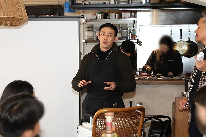 진우범 엘몰리노 셰프가 지난 11일 미디어 테이스팅 행사에서 오초 테킬라에 대해 설명하고 있다.