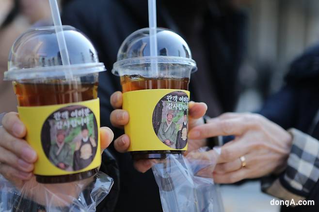 장항준 감독이 12일 서울 프레스센터 앞에서 영화 ‘왕과 사는 남자’의 1200만 관객 돌파 기념 커피차 이벤트를 열고 팬들에게 감사 인사를 전했다. 사진=최강주 기자 gamja822@donga.com