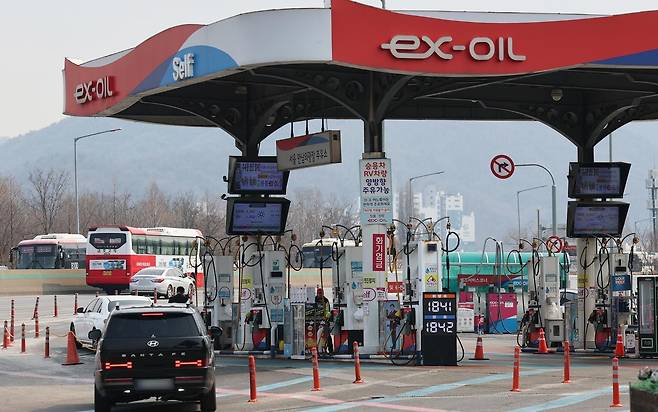 중동 사태로 국제 유가가 요동치는 가운데 11일 서울 서초구 경부고속도로 만남의광장 휴게소 내 주유소에서 운전자들이 주유를 하고 있다. 2026.3.11 뉴스1