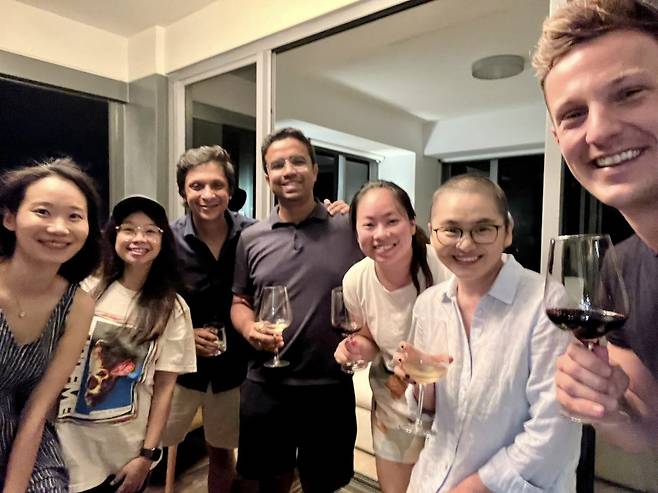 오른쪽 두 번째가 최지은 씨. 항암 치료로 머리카락이 짧다.