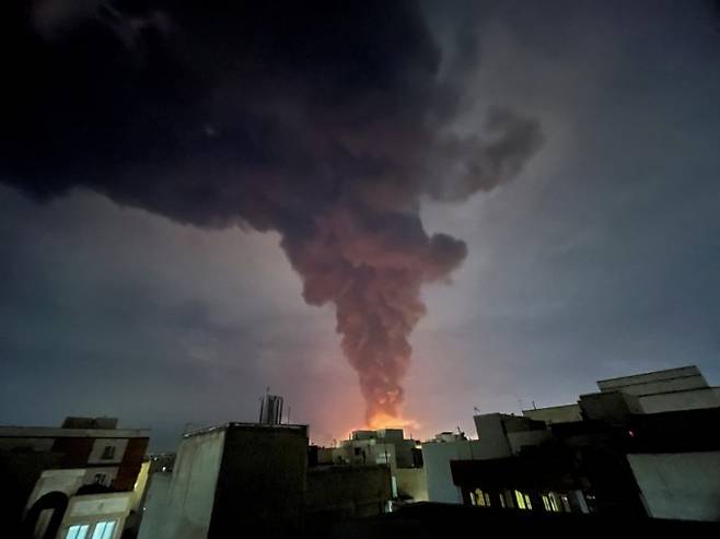 지난 7일(현지시간) 이란 테헤란에서 공습 이후 발생한 폭발로 연기가 치솟고 있다. 로이터, 연합뉴스 제공