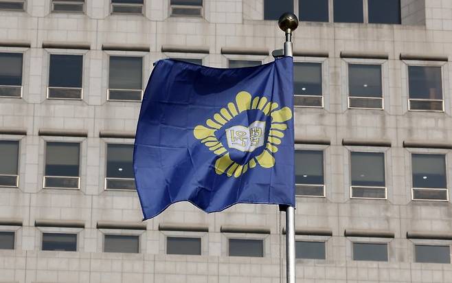 [서울=뉴시스] 이영환 기자 = '사법개혁 3법'이 12일 공포됐다. 재판소원 제도와 법 왜곡죄는 즉시 시행됐다. 대법관 증원은 2년 뒤부터 시작된다. 지난달 12일 서울 서초구 대법원의 법원 깃발이 펄럭이고 있다. 2026.03.12. 20hwan@newsis.com /사진=뉴시스