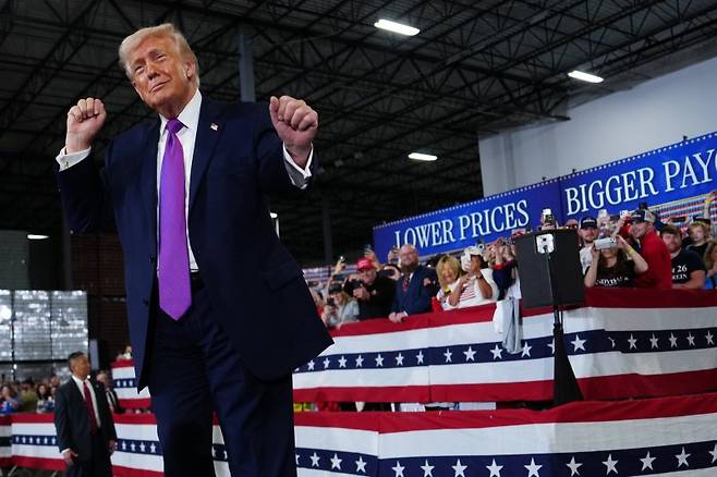 미국의 도널드 트럼프 대통령이 11일(현지시간) 미국 켄터키주 헤브론에서 열린 공화당 집회 중 춤을 추고 있다.AP뉴시스