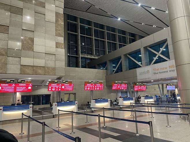 이집트 카이로공항의 에미리트항공 창구는 오후 11시 50분 두바이행 티켓 발권을 위해 창구가 열렸지만, 사람은 거의 없었다. 바로 옆 오후 11시 40분 바르셀로나로 떠나는 스페인 저가항공사 부엘링항공에 사람들이 줄지어 서 있는 것과는 대조적이었다. /사진=서윤경 기자