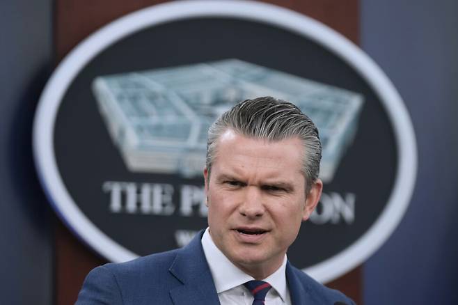 피트 헤그세스 미국 국방장관이 지난 2일 이란 전쟁에 관한 브리핑을 하고 있다. 헤그세스는 이날 자신에 대한 보도 사진들이 마음에 들지 않는다고 사진기자들의 브리핑 참석을 막았다. AP 연합뉴스