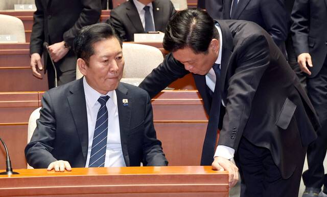 정청래 더불어민주당 대표(왼쪽)가 12일 국회에서 열린 의원총회에서 조승래 사무총장과 이야기하고 있다. 윤운식 선임기자 yws@hani.co.kr