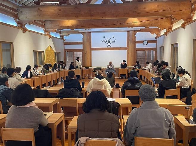 2026년 1월31일 청강문화산업대학교 학생들이 지리산 실상사를 찾아 실상사 회주 도법 스님과 인드라망 세계관을 중심으로 대화하고 대안적 삶을 고민했다. 엄기호 제공