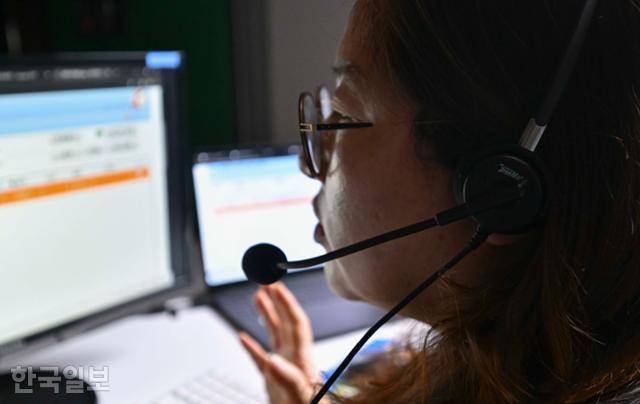 KB국민은행 고객센터에서 20년간 근무한 상담사 김현주씨가 5일 서울 중구 한국일보에서 상담 업무 현장을 재연하고 있다. 강예진 기자