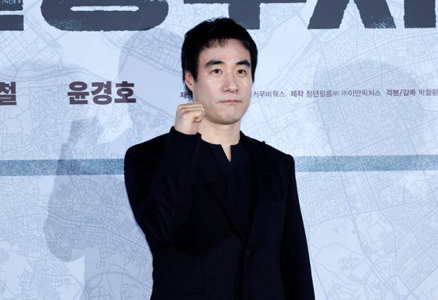 배우 배성우가 주연을 맡은 영화 '끝장수사'는 당초 2020년 개봉 예정이었으나 코로나19와 주연 배성우의 음주운전 적발 등 논란으로 인해 개봉이 연기됐다. 뉴시스