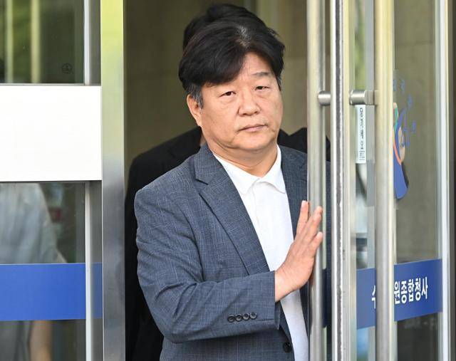 딸 명의 편법대출 및 재산축소·페이스북 허위사실 글 게시 등 혐의로 기소된 양문석 더불어민주당 의원이 지난해 7월 24일 경기 수원시 영통구 수원고등법원에서 열린 항소심 선고공판을 마치고 나오고 있다. 사진공동취재단