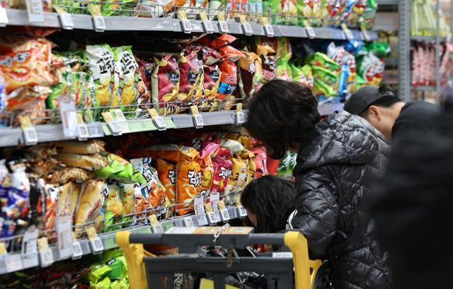 올해 1월 29일 서울의 한 대형마트에서 시민들이 과자를 고르고 있다. 뉴스1