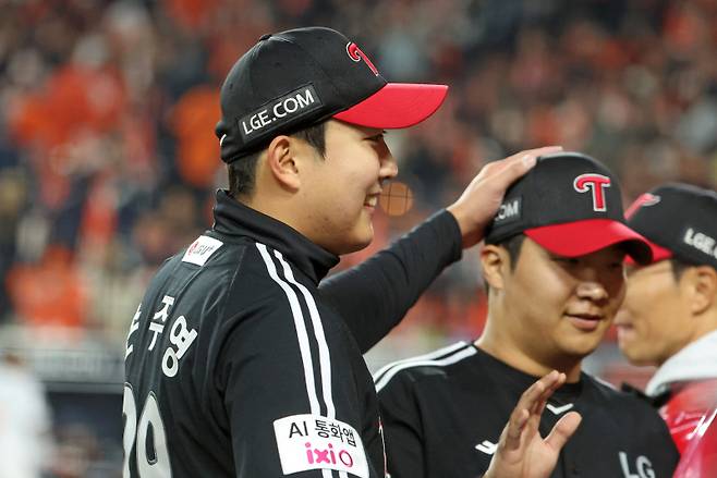 <yonhap photo-7280="">29일 대전한화생명볼파크에서 열린 2025 프로야구 KBO리그 포스트시즌 한국시리즈 3차전 LG 트윈스와 한화 이글스의 경기. 4회까지 한화 타선을 1점으로 막으며 호투를 이어가는 LG 선발 손주영이 미소 짓고 있다. 2025.10.29 psykims@yna.co.kr/2025-10-29 20:00:42/ <저작권자 ⓒ 1980~2025 ㈜연합뉴스. 무단 전재 재배포 금지, AI 학습 및 활용 금지></yonhap>