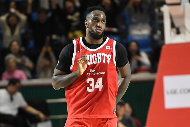 SK 워니가 12일 잠실학생체육관에서 열린 DB와의 2025~26 LG전자 프로농구 정규리그 경기서 득점 후 세리머니를 펼치고 있다. 사진=KBL