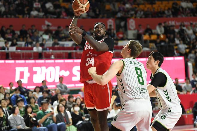 SK 워니가 12일 잠실학생체육관에서 열린 DB와의 2025~26 LG전자 프로농구 정규리그 경기서 슛을 시도하고 있다. 사진=KBL