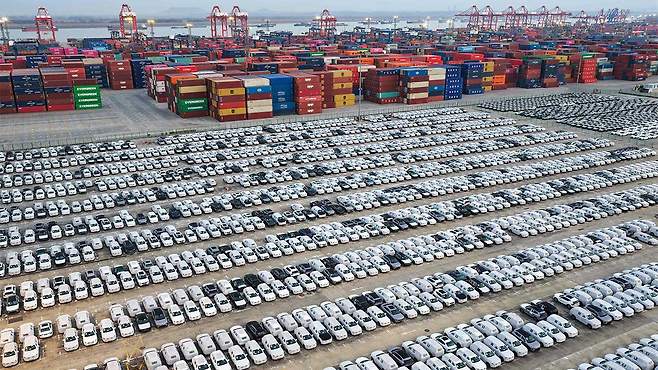 중국 난징항에 대기 중인 수출용 자동차들