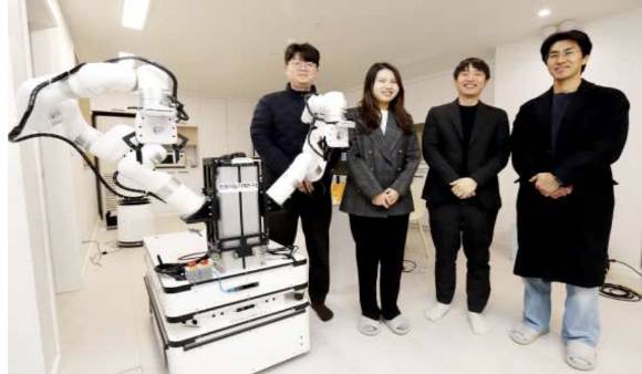 로봇 범용 작업 인공지능(RoGeTA) 프레임워크를 개발한 한국기계연구원 인공지능기계연구실 김정중 실장(왼쪽에서 세 번째) 연구팀. [사진=기계연]
