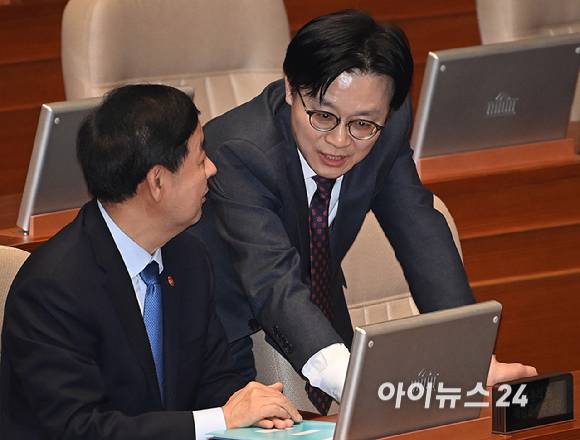 구윤철 경제부총리 겸 재정경제부 장관과 김정관 산업통상부 장관이 12일 서울 여의도 국회에서 열린 본회의에서 대화를 나누고 있다.[사진=곽영래 기자]