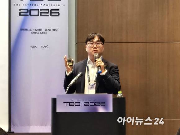 박유상 한화에어로스페이스 MSD 사업부 과장이 12일 서울 코엑스서 진행된 인터배터리 - 더 배터리 콘퍼런스에서 발표하고 있다. [사진=최란 기자]