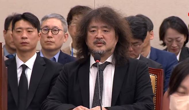 지난해 12월 김어준 씨가 서울 여의도 국회에서 열린 과학기술정보방송통신위원회 전체회의에 출석해 질의에 답변하는 모습.