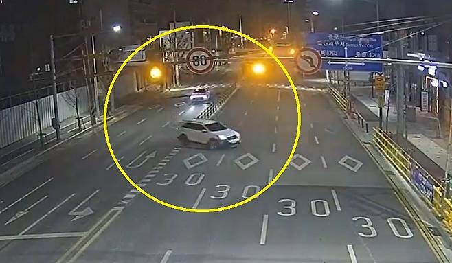 지난 1월 29일 새벽 대전시 중구의 한 도로에서 만취상태로 차를 몰던 30대 여성이 어린이 보호구역에서 과속으로 유턴을 하고 있다. [사진 대전경찰청]