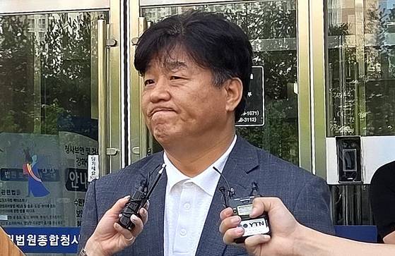 제22대 국회의원 선거 당시 '대출 사기 의혹'으로 재판에 넘겨진 양문석 더불어민주당 의원(경기 안산시갑)이 지난해 7월 24일 오후 경기 수원시 영통구 수원지방법원에서 열린 2심 선고공판을 마치고 나와 입장을 밝히고 있다. 뉴스1