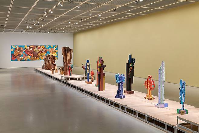 호암미술관 2층 마지막 공간은 색의 런웨이다. 톱자국이 생생한 거친 목조각부터 폐목을 주워 채색한 코로나19 시기의 작업까지 이어진다. 사진 전명은