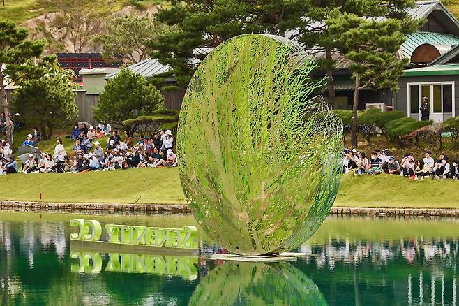 호수 위에 떠 있는 조각가 권치규의 작품 '만월(滿月)'. 얇은 철판을 나뭇가지 형상으로 도려낸 원형 구조물은 보름달을 닮았고, 물 위에 비친 반영과 함께 또 하나의 달을 만들어낸다. 자연과 예술이 하나로 이어진다는 의미를 담았다. KLPGA 대회가 열리는 동안에도 갤러리의 시선을 붙잡는 이 골프장의 상징이다. 사진 세레니티 골프장