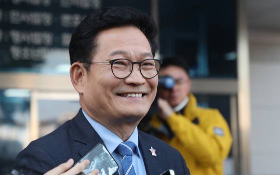 송영길 전 더불어민주당 대표가 취재진 질문에 답하고 있다. 뉴스1