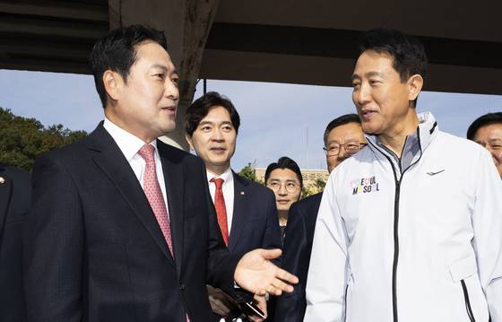 장동혁 국민의힘 대표와 오세훈 서울시장이 지난해 10월 오전 서울 노원구 상계5 재정비촉진구역 현장점검에 앞서 인사를 나누고 있다. 뉴스1