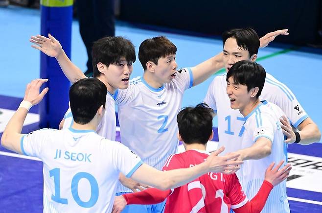 12일 인천 계양체육관에서 열린 KB손해보험전에서 득점한 뒤 기뻐하는 대한항공 임동혁. 사진 한국배구연맹