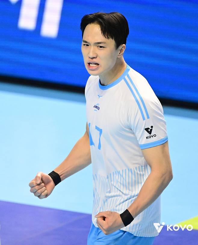 12일 인천 계양체육관에서 열린 KB손해보험전에서 득점한 뒤 기뻐하는 대한항공 임동혁. 사진 한국배구연맹