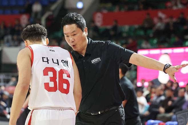 에디 다니엘(왼쪽)에게 작전 지시하는 전희철 감독(오른쪽). 뉴스1